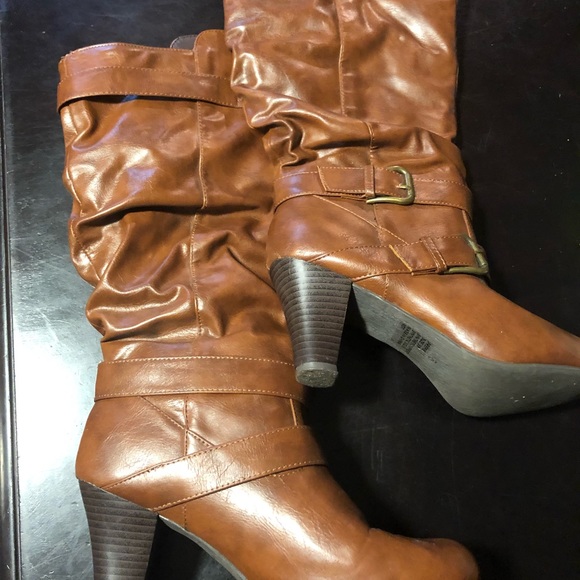 Women’s size 8 boots - Picture 2 of 3